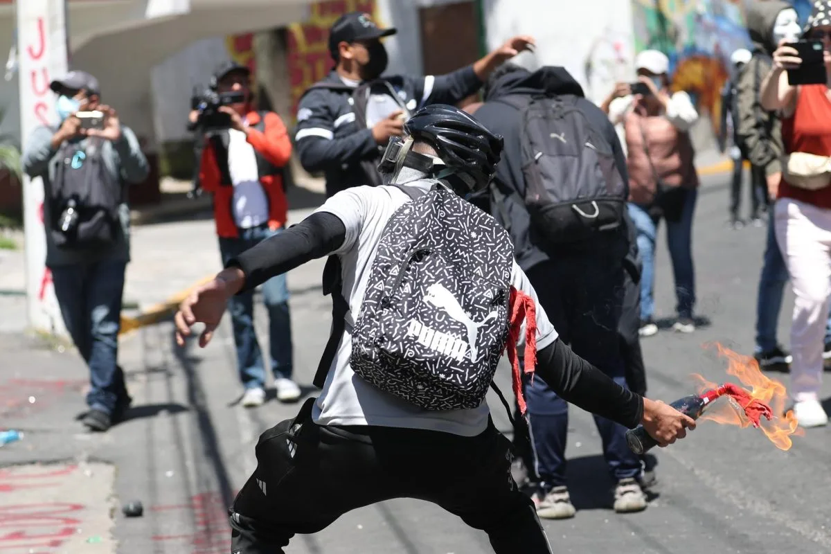Estudiantes de Ayotzinapa protestan frente al Centro Nacional de Inteligencia de México