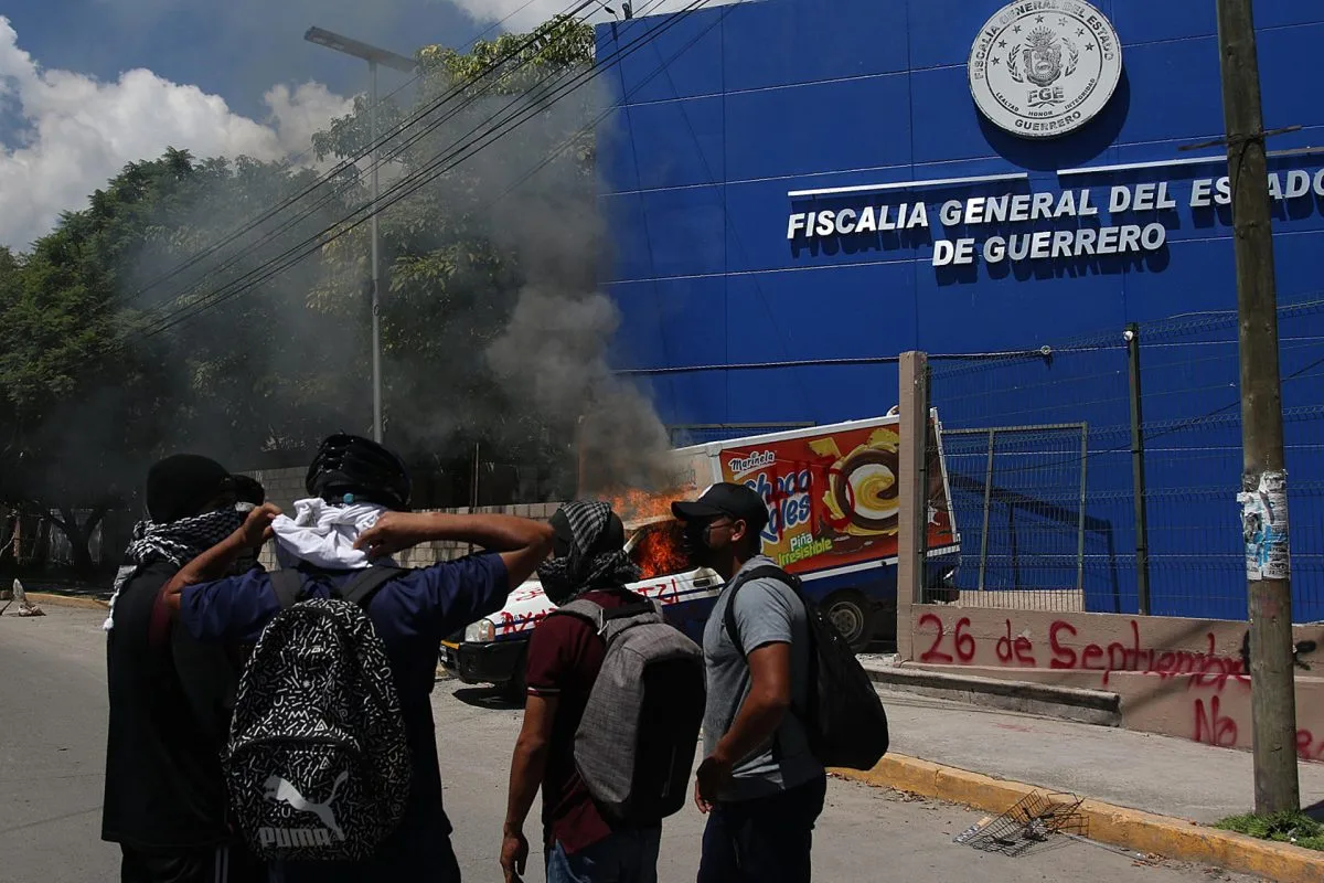 Estudiantes vandalizan Fiscalía en el sur de México por desaparecidos de Ayotzinapa