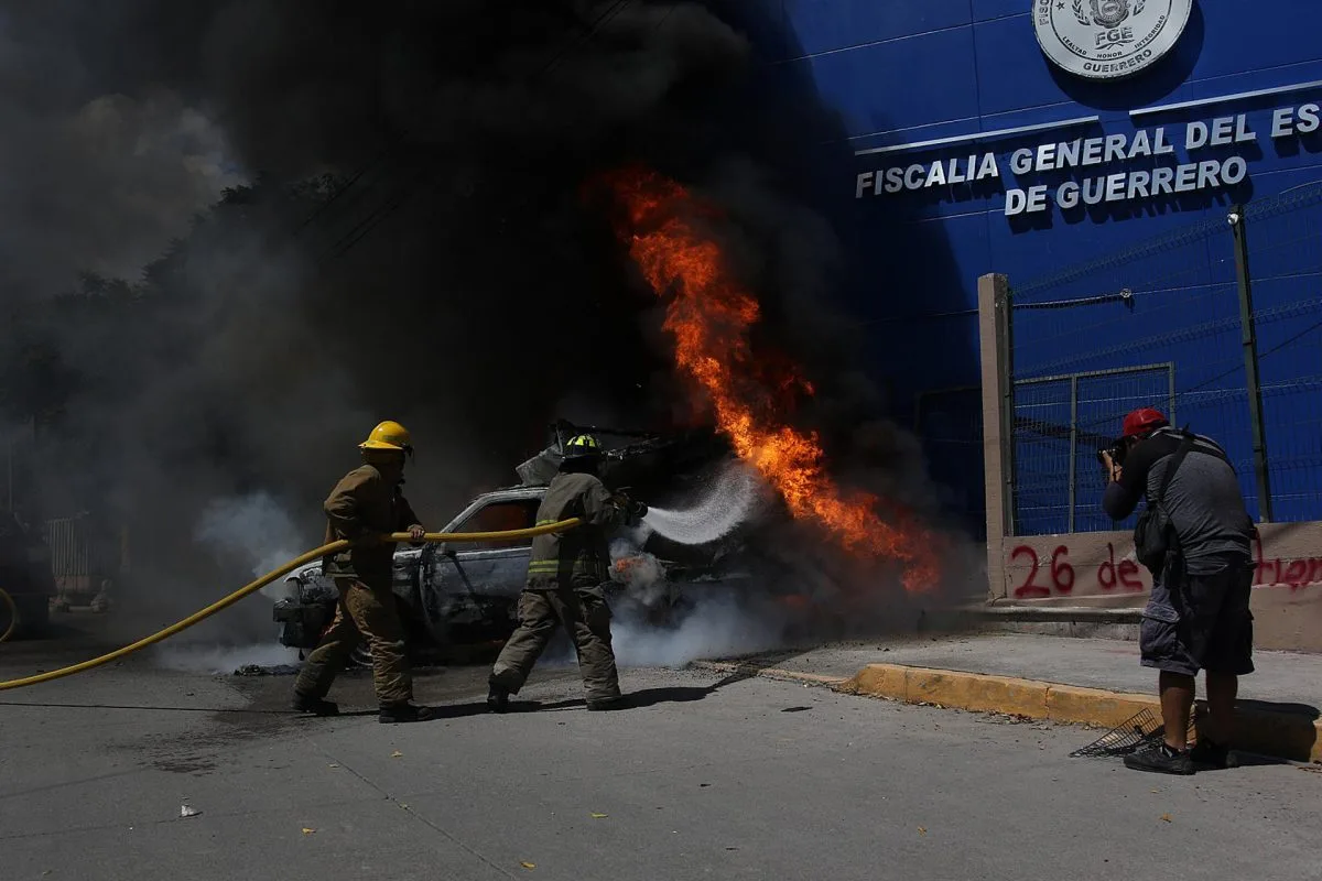 Estudiantes vandalizan Fiscalía en el sur de México por desaparecidos de Ayotzinapa