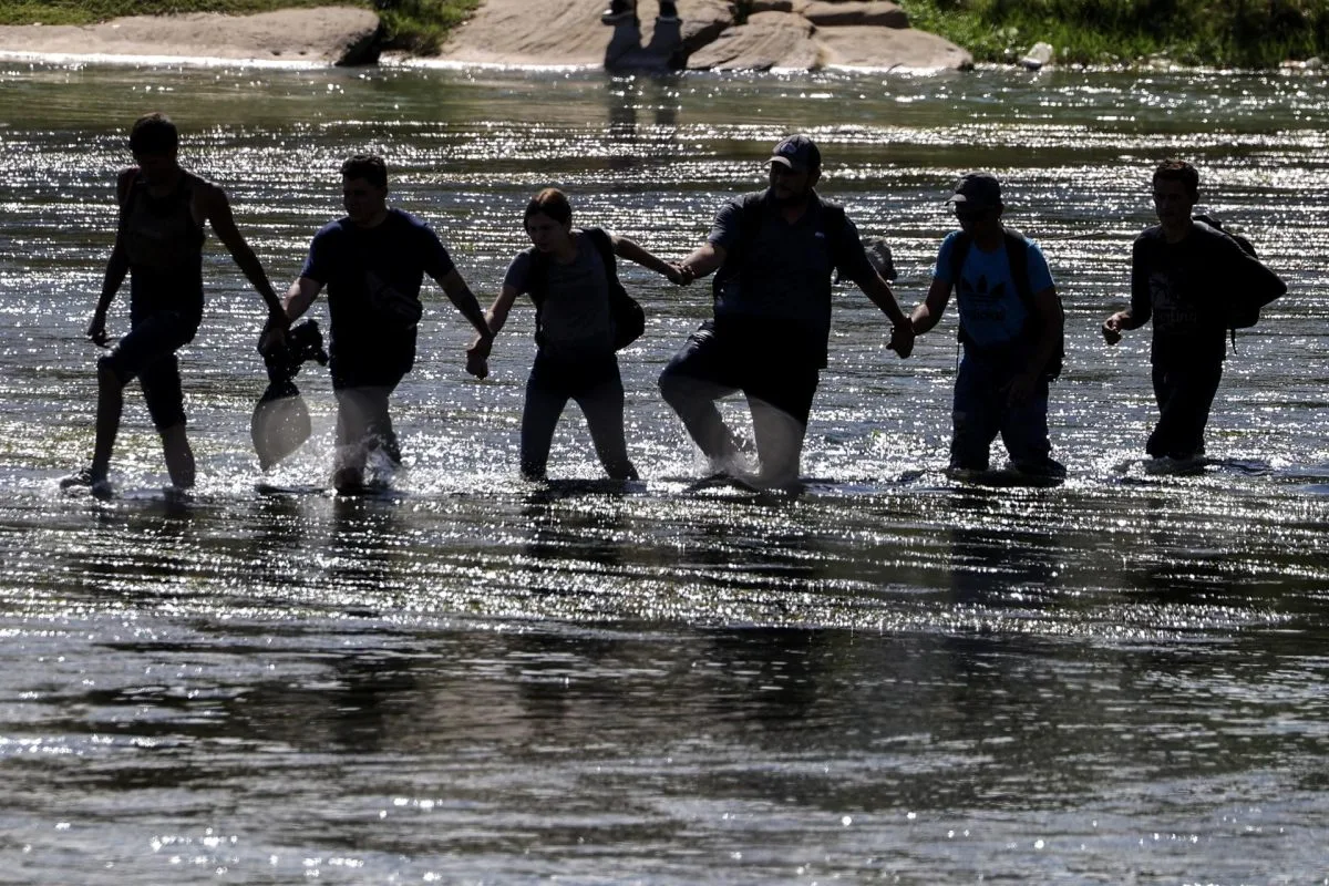 Frontera de Texas registra nueva ola masiva de migrantes y muerte de dos, incluido un niño-La Corte Suprema respalda la ley de Texas para arrestar a inmigrantes ilegales