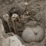 Hallada la tumba de un personaje en lo alto de una antigua pirámide en el corazón de Lima