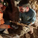 Hallan cuatro espadas de la época romana muy bien conservadas en una cueva del Mar Muerto