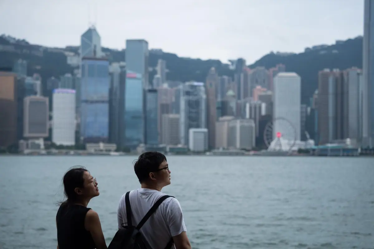 Hong Kong, en alerta máxima por primera vez en 5 años ante la llegada del tifón Saola
