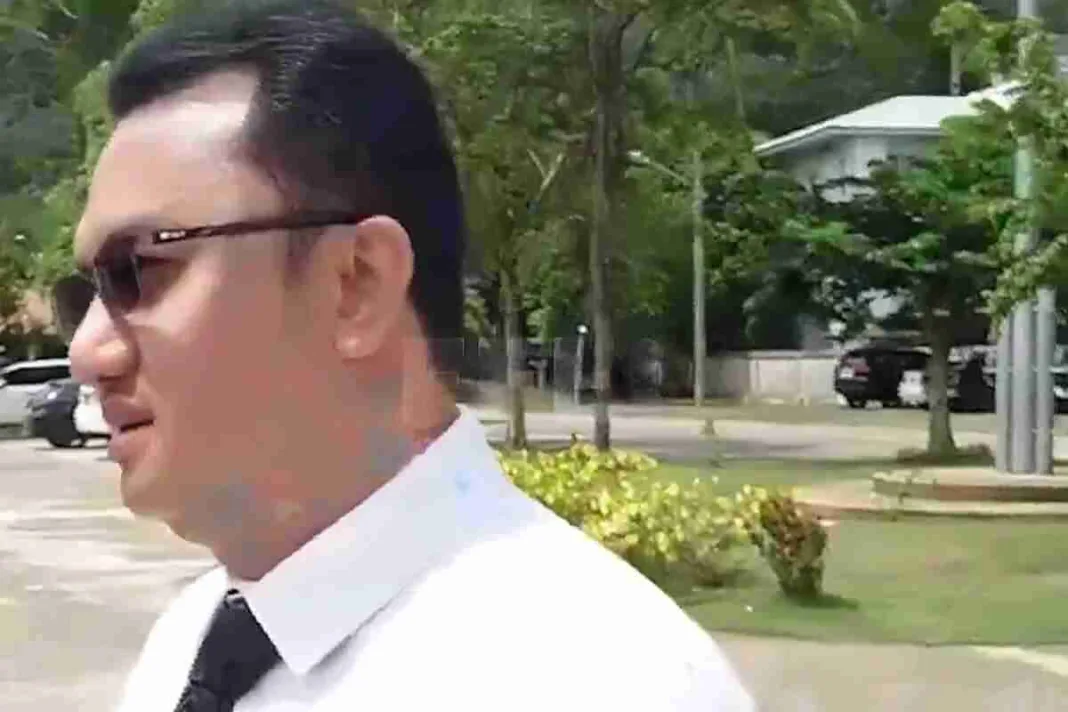 El caso Daniel Sancho, el joven español que confesó haber asesinado y descuartizado al cirujano colombiano Edwin Arrieta en Tailandia, ha sufrido un nuevo revés. Según se ha conocido, el abogado tailandés que representaba a Sancho, Khun Anan, ha decidido abandonar el caso por estar harto de la presión mediática y de las injerencias desde Madrid. Así lo han revelado fuentes cercanas al exletrado, que aseguran que Khun Anan teme que su reputación y prestigio se vean afectados por este caso. El abogado es uno de los más reconocidos en Bangkok y no está acostumbrado a este tipo de situaciones. Además, Khun Anan habría tenido una mala relación con la defensa española liderada por Marcos García Montes, el mediático abogado de los famosos, que viajó a Tailandia para asesorar a Rodolfo Sancho, el padre del acusado. Según el diario ABC, García Montes recriminó a su homólogo tailandés que no hubiera pedido las actuaciones policiales y dinamitó las buenas relaciones con el bufete de Fernando Oca, al que prestaba servicio Khun Anan. Ante esta situación, Rodolfo Sancho y Silvia Bronchalo, los padres de Daniel Sancho, se encuentran buscando un nuevo abogado a contrarreloj, pues el caso entra en un momento decisivo. El joven se declaró culpable del asesinato de Edwin Arrieta y podría enfrentarse a la pena capital o a la cadena perpetua. Los padres buscan un abogado que se haya enfrentado antes a este tipo de crímenes y que pueda representar a su hijo en Tailandia, donde la capacidad de representación de abogados extranjeros es nula.