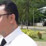 El caso Daniel Sancho, el joven español que confesó haber asesinado y descuartizado al cirujano colombiano Edwin Arrieta en Tailandia, ha sufrido un nuevo revés. Según se ha conocido, el abogado tailandés que representaba a Sancho, Khun Anan, ha decidido abandonar el caso por estar harto de la presión mediática y de las injerencias desde Madrid. Así lo han revelado fuentes cercanas al exletrado, que aseguran que Khun Anan teme que su reputación y prestigio se vean afectados por este caso. El abogado es uno de los más reconocidos en Bangkok y no está acostumbrado a este tipo de situaciones. Además, Khun Anan habría tenido una mala relación con la defensa española liderada por Marcos García Montes, el mediático abogado de los famosos, que viajó a Tailandia para asesorar a Rodolfo Sancho, el padre del acusado. Según el diario ABC, García Montes recriminó a su homólogo tailandés que no hubiera pedido las actuaciones policiales y dinamitó las buenas relaciones con el bufete de Fernando Oca, al que prestaba servicio Khun Anan. Ante esta situación, Rodolfo Sancho y Silvia Bronchalo, los padres de Daniel Sancho, se encuentran buscando un nuevo abogado a contrarreloj, pues el caso entra en un momento decisivo. El joven se declaró culpable del asesinato de Edwin Arrieta y podría enfrentarse a la pena capital o a la cadena perpetua. Los padres buscan un abogado que se haya enfrentado antes a este tipo de crímenes y que pueda representar a su hijo en Tailandia, donde la capacidad de representación de abogados extranjeros es nula.