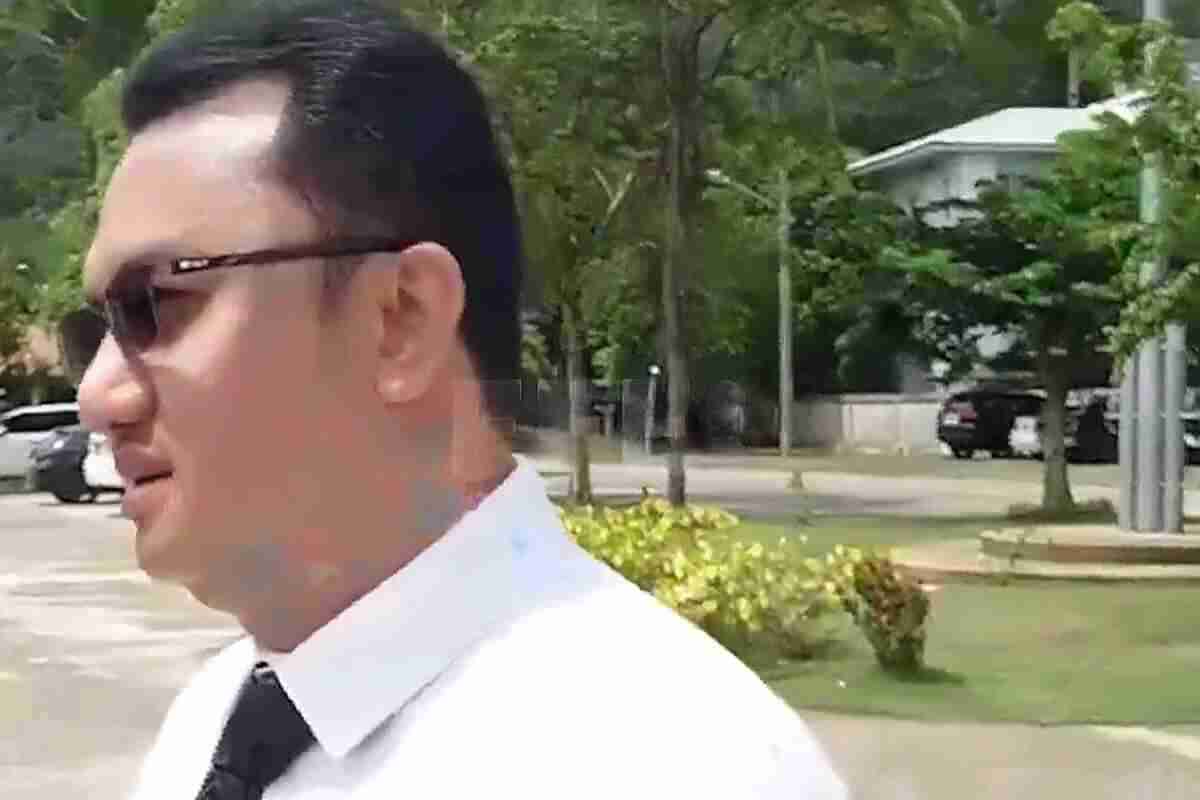 El caso Daniel Sancho, el joven español que confesó haber asesinado y descuartizado al cirujano colombiano Edwin Arrieta en Tailandia, ha sufrido un nuevo revés. Según se ha conocido, el abogado tailandés que representaba a Sancho, Khun Anan, ha decidido abandonar el caso por estar harto de la presión mediática y de las injerencias desde Madrid. Así lo han revelado fuentes cercanas al exletrado, que aseguran que Khun Anan teme que su reputación y prestigio se vean afectados por este caso. El abogado es uno de los más reconocidos en Bangkok y no está acostumbrado a este tipo de situaciones. Además, Khun Anan habría tenido una mala relación con la defensa española liderada por Marcos García Montes, el mediático abogado de los famosos, que viajó a Tailandia para asesorar a Rodolfo Sancho, el padre del acusado. Según el diario ABC, García Montes recriminó a su homólogo tailandés que no hubiera pedido las actuaciones policiales y dinamitó las buenas relaciones con el bufete de Fernando Oca, al que prestaba servicio Khun Anan. Ante esta situación, Rodolfo Sancho y Silvia Bronchalo, los padres de Daniel Sancho, se encuentran buscando un nuevo abogado a contrarreloj, pues el caso entra en un momento decisivo. El joven se declaró culpable del asesinato de Edwin Arrieta y podría enfrentarse a la pena capital o a la cadena perpetua. Los padres buscan un abogado que se haya enfrentado antes a este tipo de crímenes y que pueda representar a su hijo en Tailandia, donde la capacidad de representación de abogados extranjeros es nula.