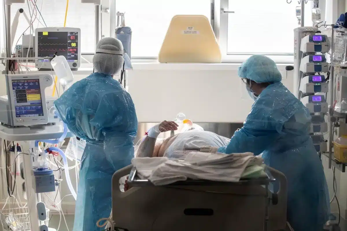 La covid-19 puede infectar las arterias coronarias y aumentar el riesgo de ictus-- Clínica fantasma en Medellín: 34 mujeres denuncian complicaciones tras procedimientos estéticos arte y cuerpo
