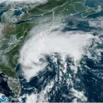La tormenta tropical Ophelia toca tierra en Carolina del Norte con fuertes vientos