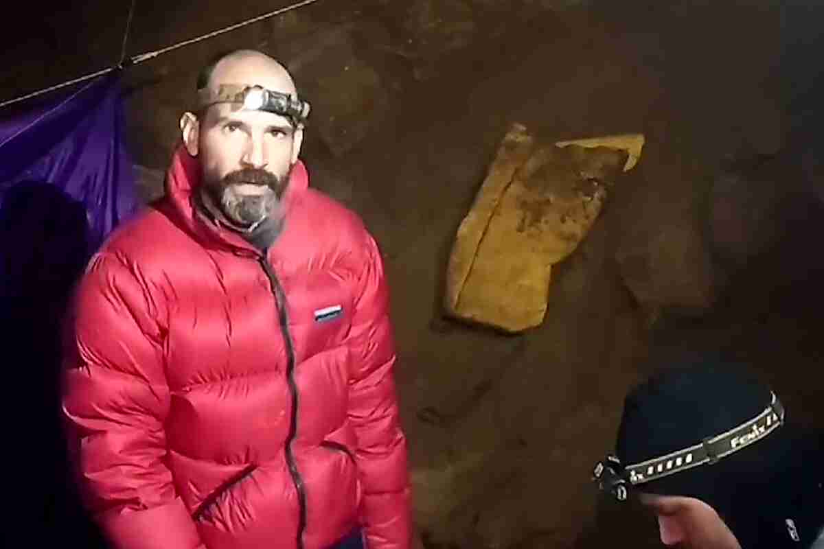 Logran rescatar a Mark Dickey,espeleólogo que quedó atrapado en una cueva turca por una hemorragia