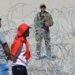 Migrantes usan las barricadas de frontera México-EE.UU. para instalar campamento