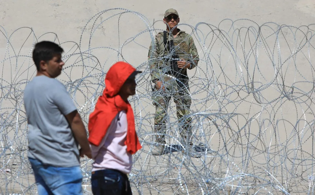 Migrantes usan las barricadas de frontera México-EE.UU. para instalar campamento