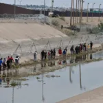 Migrantes varados en norte de México arriesgan sus vidas por su deseo de llegar a EE.UU.