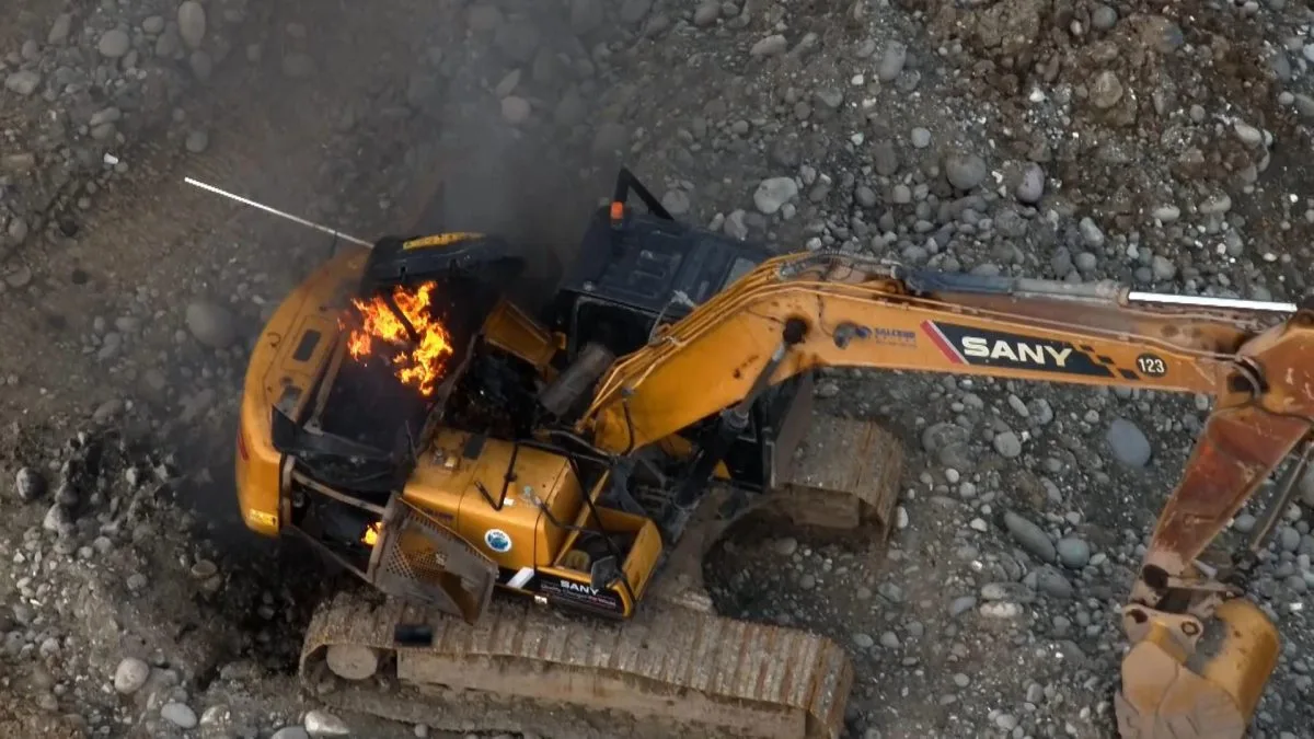 Militares de Ecuador destruyen maquinaria de la minería ilegal en la Amazonía