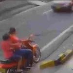 Niño cae de una moto tras recibir codazo de una mujer en Neiva: ahora es buscada
