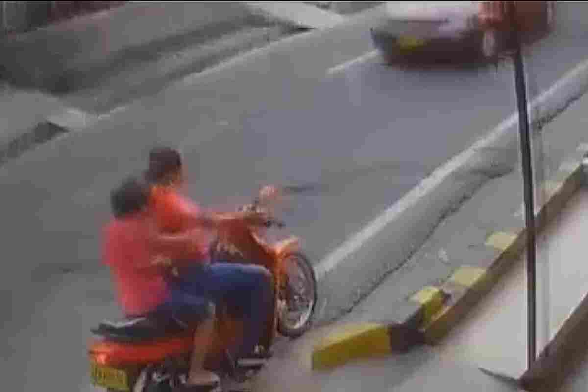 Niño cae de una moto tras recibir codazo de una mujer en Neiva: ahora es buscada
