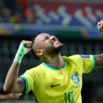 Neymar anota doblete para superar a Pelé como el máximo artillero de la Canarinha