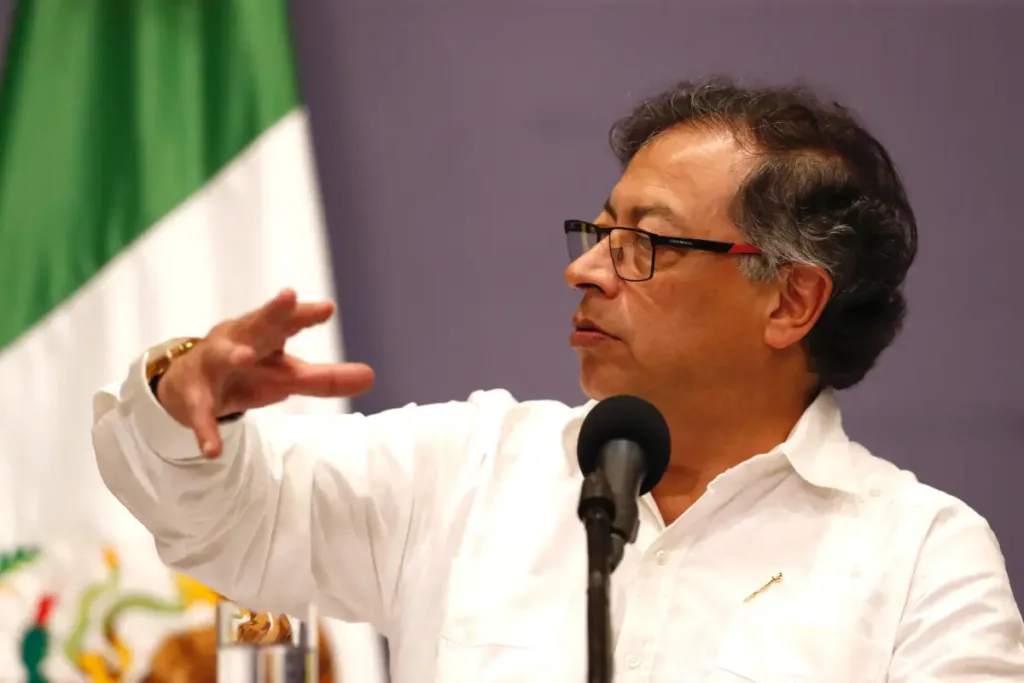 Petro dice que la crisis migratoria arrancó con un bloqueo económico