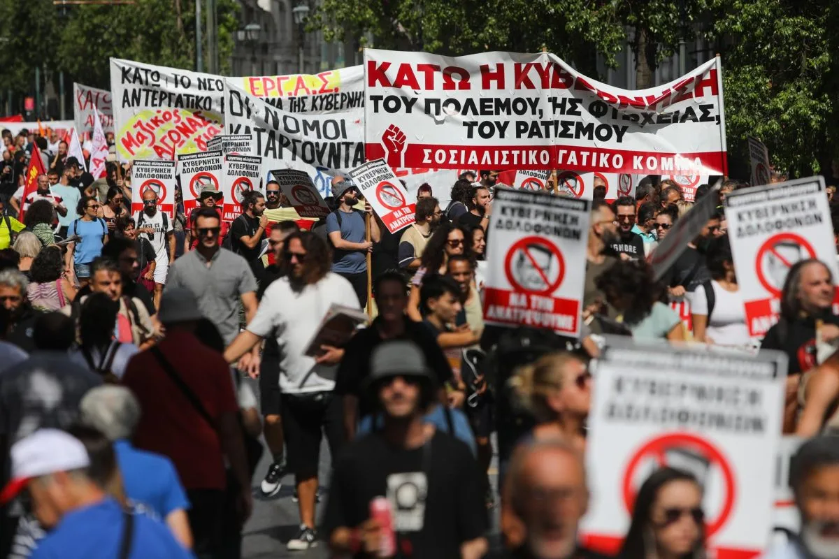 Protestas en Grecia contra reforma que amplía la jornada laboral y liberaliza los horarios