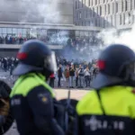 Quince detenidos tras la suspensión del Ajax-Feyenoord, que se reanudará el miércoles