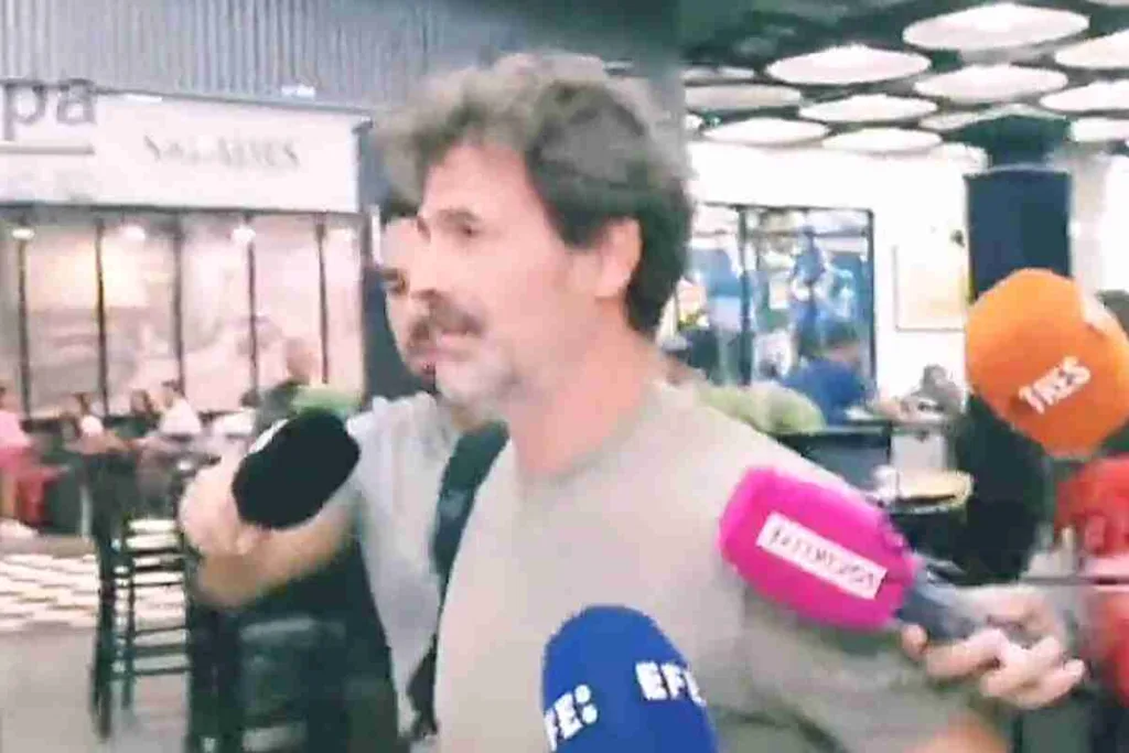 Rodolfo Sancho vuelve a España y se niega a hablar más sobre el crimen de su hijo en Tailandia