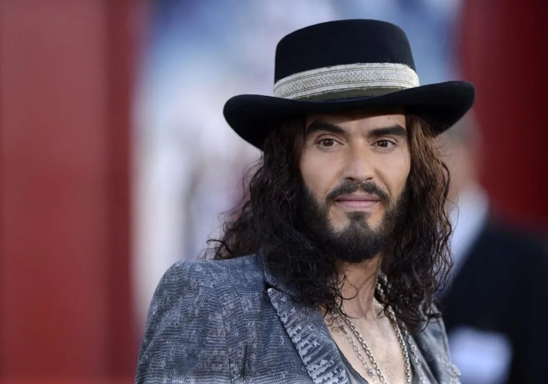 Russell Brand califica de angustiosa su situación tras ser acusado de agresiones