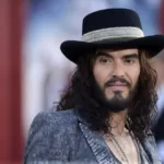 Russell Brand califica de angustiosa su situación tras ser acusado de agresiones