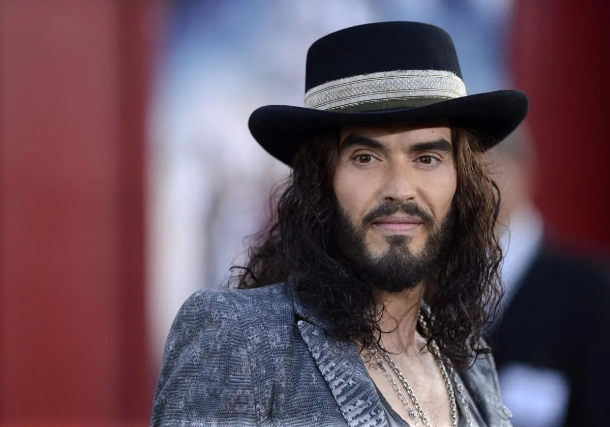 Russell Brand califica de “angustiosa” su situación tras ser acusado de agresiones