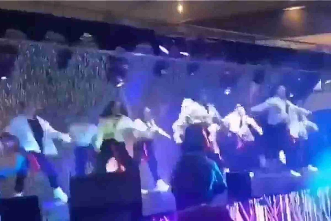 Bailarines quedan atrapados bajo escenario que se derrumbó en centro comercial Salitre Plaza