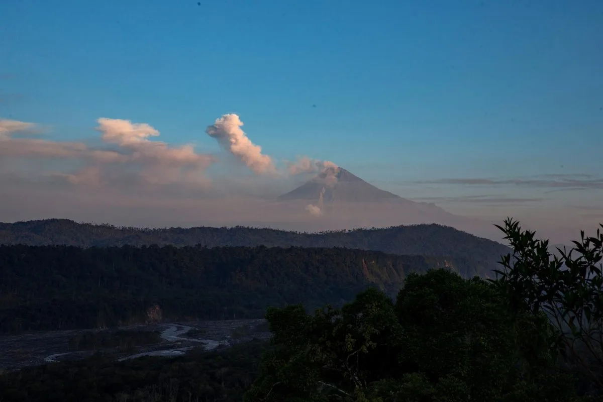 Se registran 432 explosiones en el volcán ecuatoriano Sangay y 49 en El Reventador