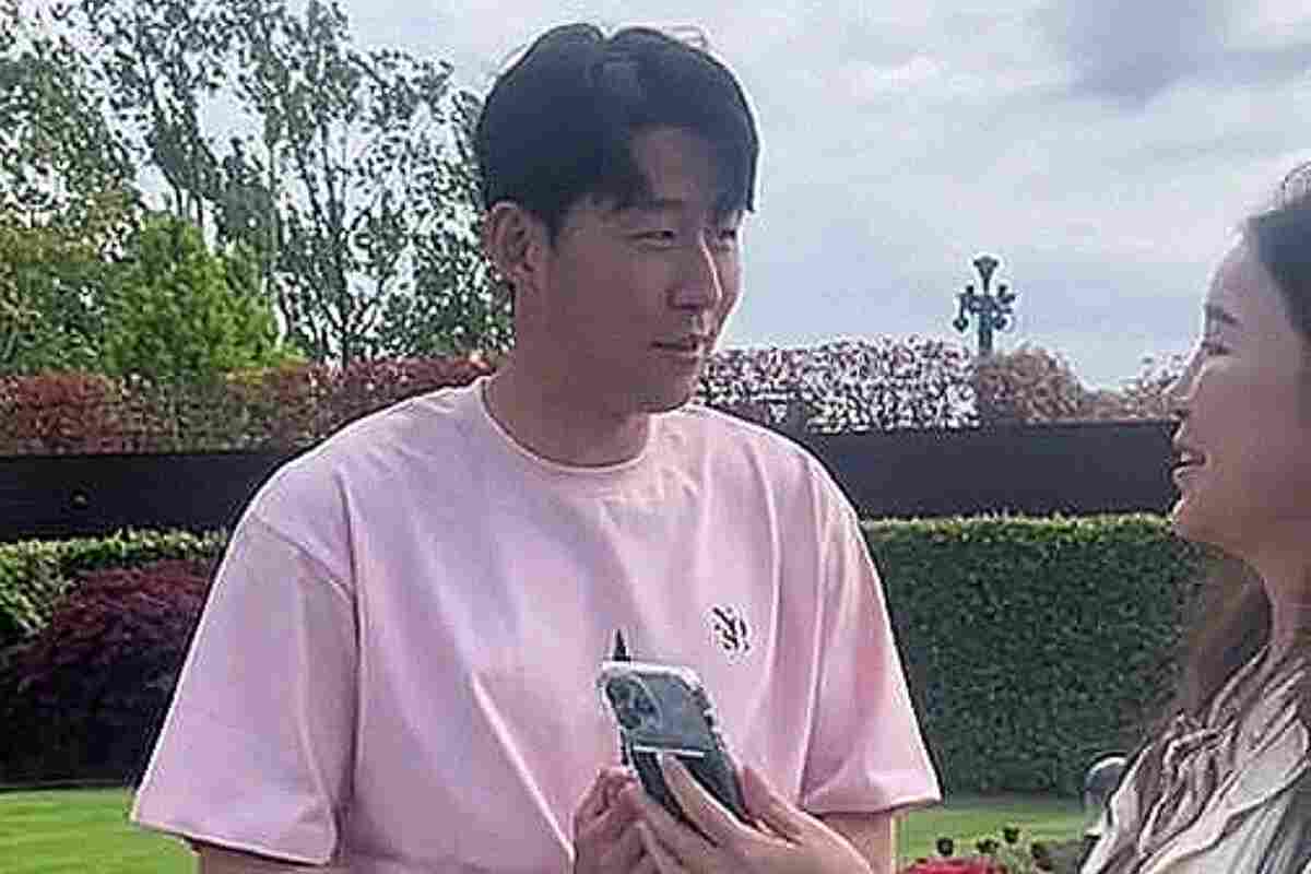 Son Heung-min, patrocinado por Samsung, evita iPhone de un fan para selfie