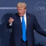Trump se burla de sus adversarios y refuerza su discurso sobre el cierre de la frontera