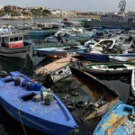 Un cementerio de pateras en el puerto de Lampedusa, la huella de una crisis que no cesa