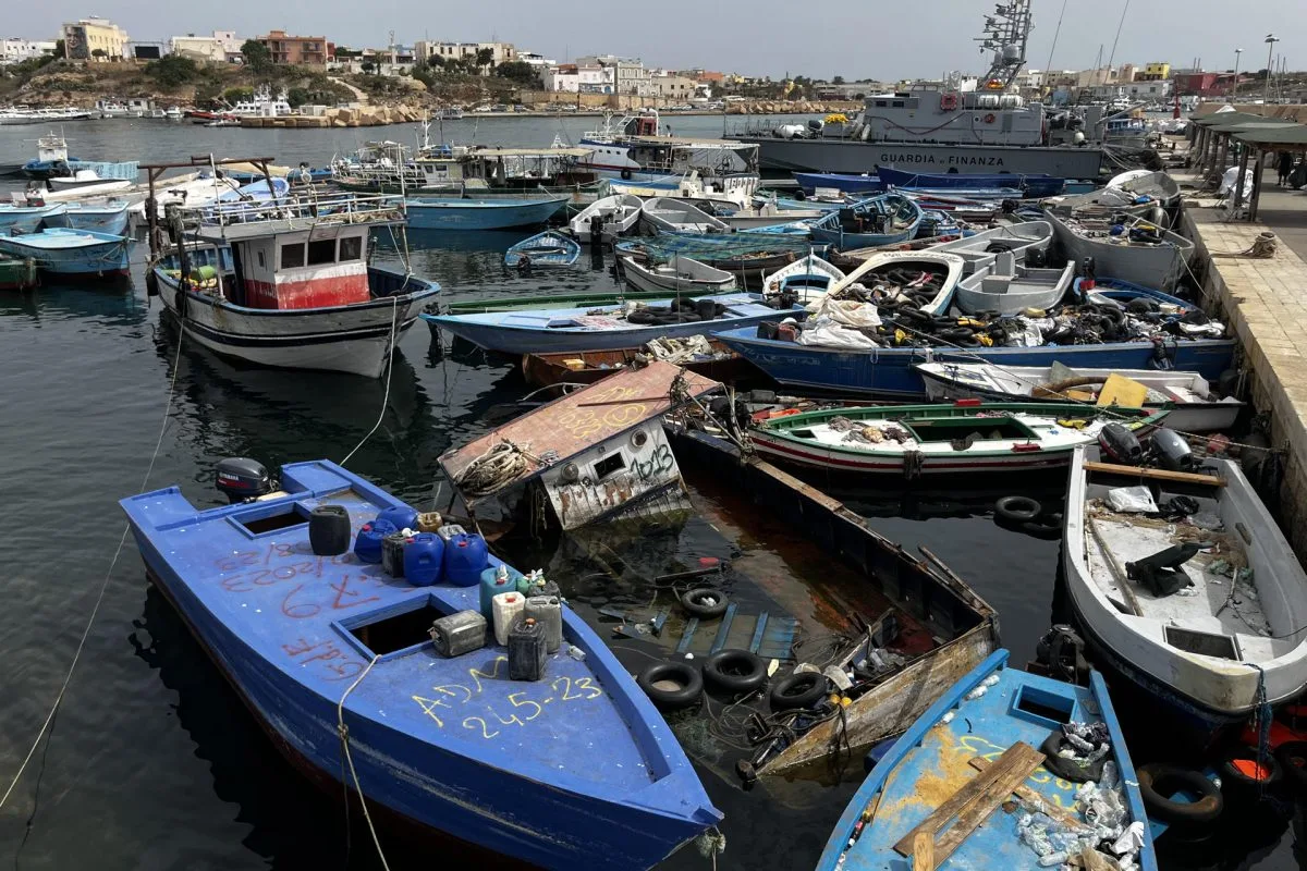 Un cementerio de pateras en el puerto de Lampedusa, la huella de una crisis que no cesa