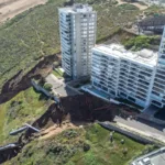 Un segundo socavón por las lluvias pone en riesgo de colapso un edificio de lujo en Viña del Mar