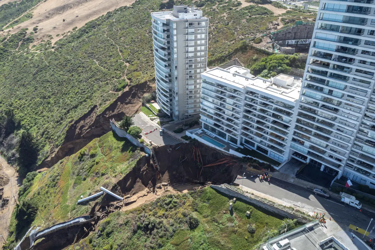 Un segundo socavón por las lluvias pone en riesgo de colapso un edificio de lujo en Viña del Mar