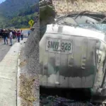Conductor fallece al salirse de la vía en el alto de la línea