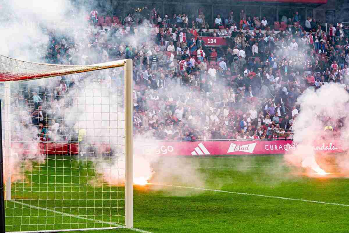 Ajax-Feyenoord: bengalas, violencia y suspensión en el clásico holandés