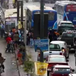 Mujer es aplastada por dos buses en Guayaquil: fatal accidente en la avenida Casuarina
