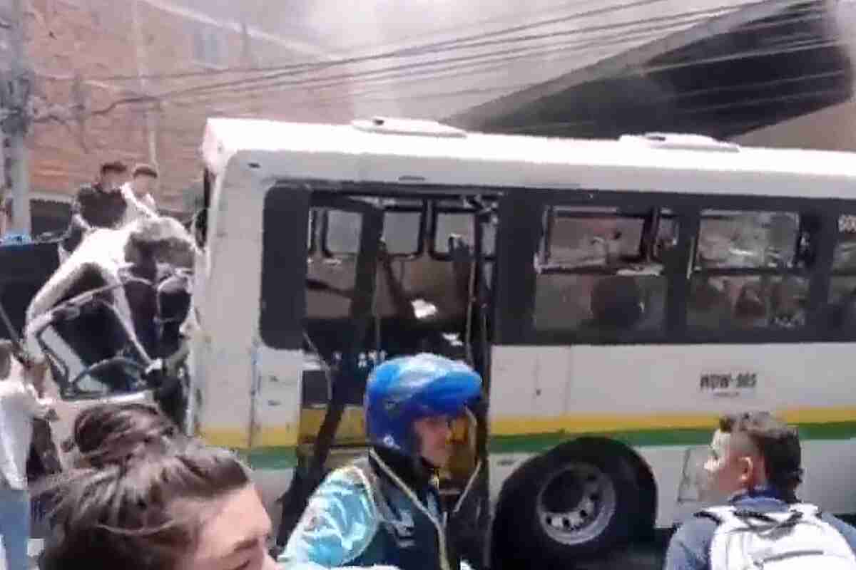 Dos muertos por choque e incendio en Bello: planchón se quedó sin frenos y arrasó con todo, incluido un bus alimentador del Metro