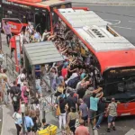 Acto Heroico en Bilbao: Decenas de Personas Unen Fuerzas para Rescatar a Peatón Atrapado bajo un Bilbobus