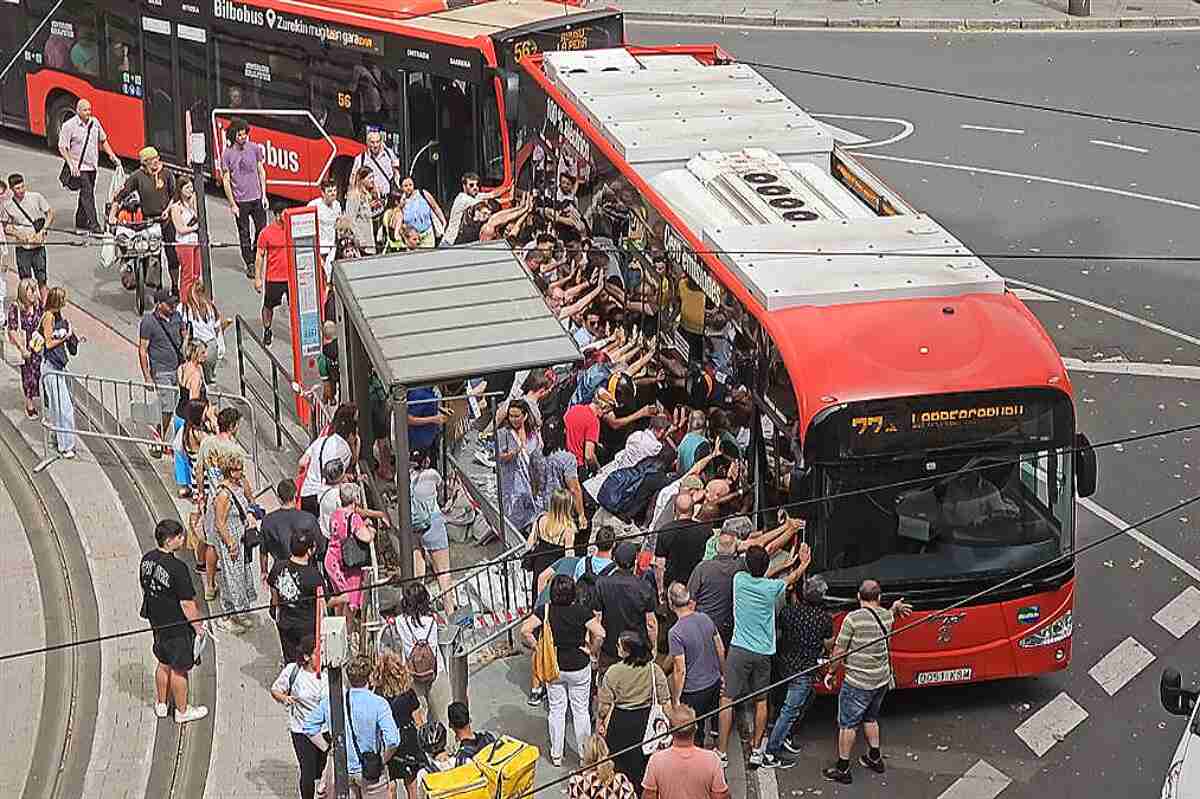 Acto Heroico en Bilbao: Decenas de Personas Unen Fuerzas para Rescatar a Peatón Atrapado bajo un Bilbobus