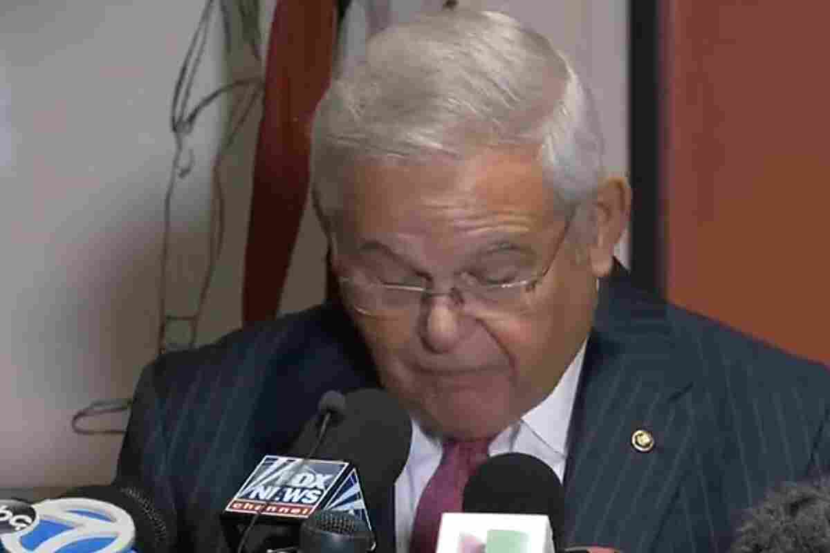 Bob Menéndez se niega a renunciar y justifica el dinero y el oro hallados en su casa
