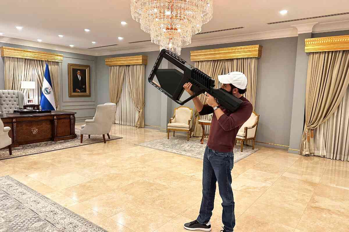 Bukele se arma con un rifle anti-drones para fortalecer la seguridad de El Salvador