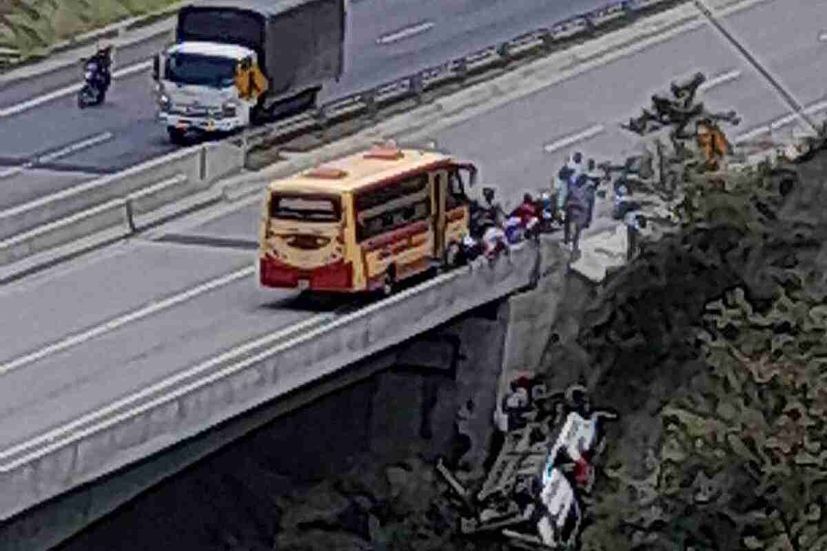 Buseta se sale de la vía y cae de un puente en Amagá: habría un muerto y varios heridos