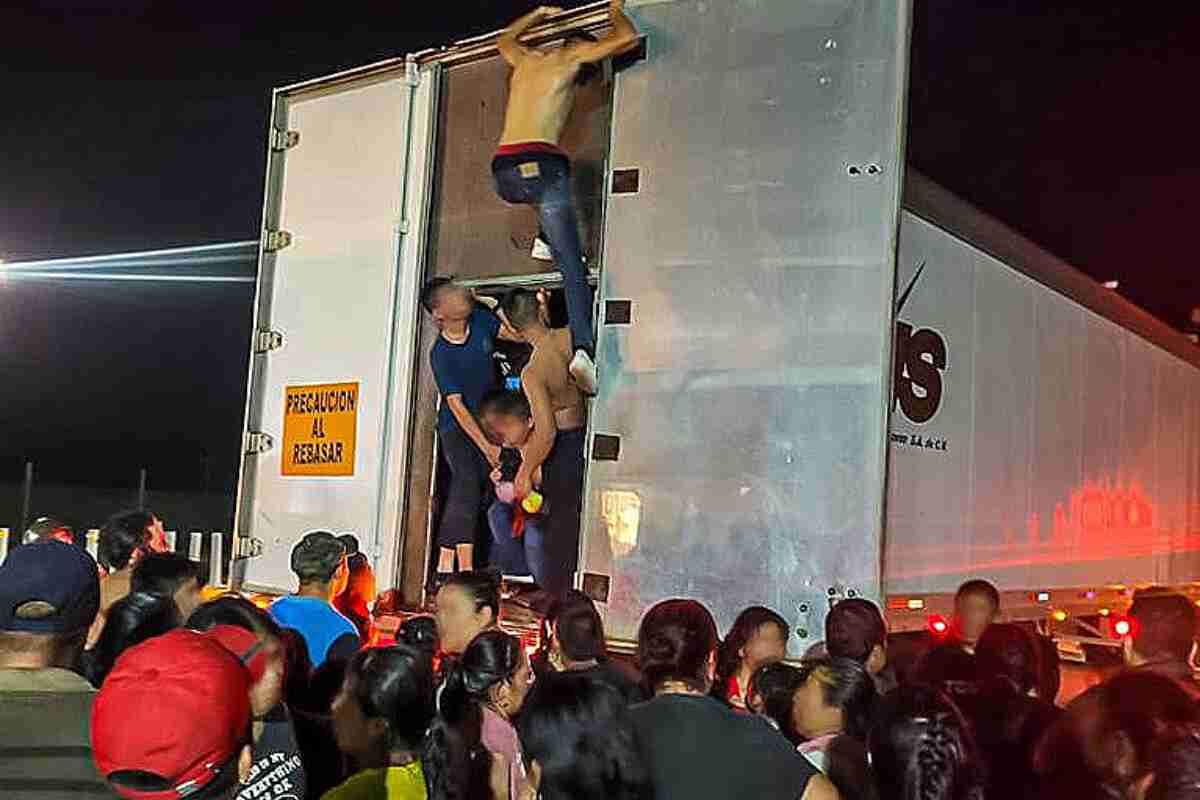 Hallan a 350 migrantes en condiciones inhumanas dentro de un camión en Veracruz