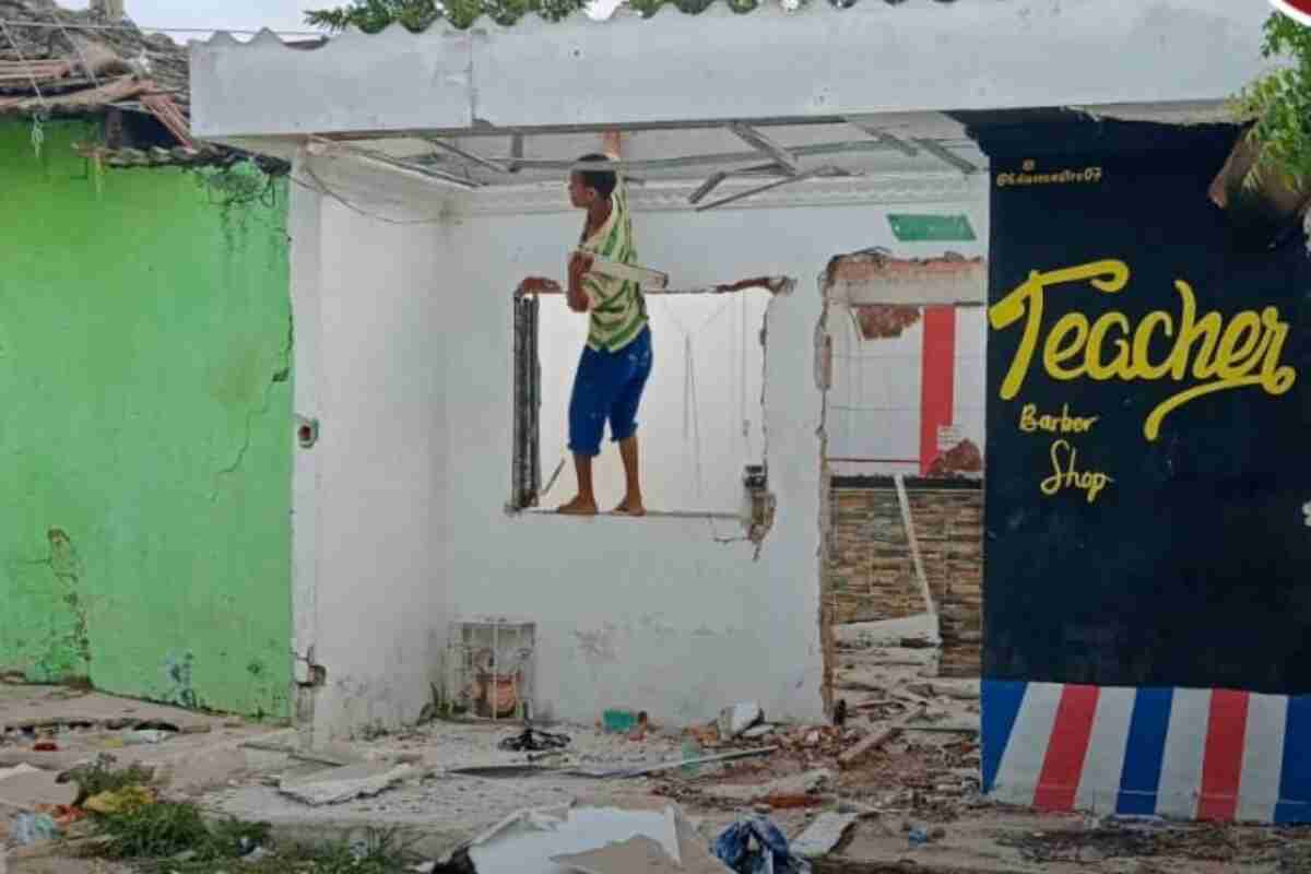 Vecinos enfurecidos atacan la casa de la presunta asesina de Kelly Cantillo en barrio carrizal de barranquilla