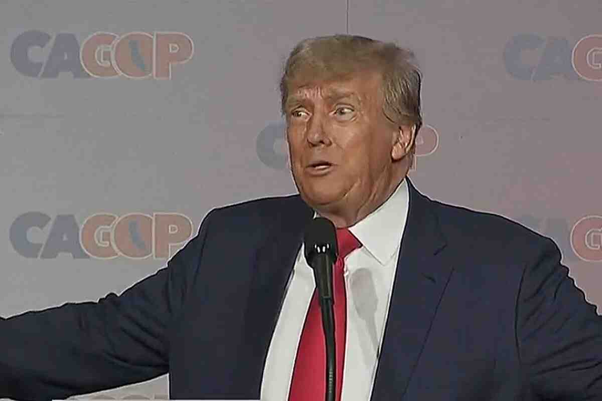Trump arranca carcajadas a los republicanos con su parodia de Biden confundido en el escenario