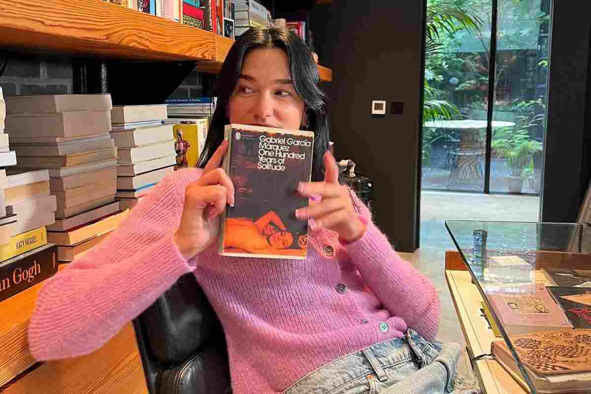 Dua Lipa escoge “Cien años de soledad” como lectura del mes para su club Service95