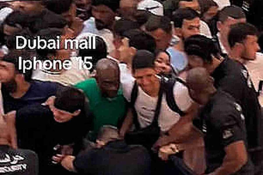 Clientes se agreden por conseguir el iPhone 15 en Dubai