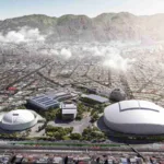 El estadio Nemesio Camacho El Campín, el escenario deportivo más emblemático de Bogotá, tendrá una transformación radical que lo convertirá en uno de los más modernos y completos del país. Así lo anunció este miércoles la alcaldesa Claudia López, quien presentó el proyecto del Complejo Deportivo y Cultural El Campín, que incluye no solo la renovación del estadio, sino también la creación de una sede filarmónica y una zona urbana de 174.000 m² en el corazón de la ciudad. La inversión total del proyecto será de 2,4 billones de pesos, de los cuales 600 mil millones se destinarán al nuevo estadio, que tendrá un aforo de 45.000 espectadores, un techo retráctil, dos niveles de palcos, museos, zona de alimentos, bebidas, comercio y restaurantes, además de camerinos, vestuarios, sala de prensa, zona mixta y de hospitalidad para los deportistas. El estadio cumplirá con los estándares FIFA más altos y podrá albergar eventos deportivos y culturales de talla internacional. La alcaldesa López destacó que el proyecto se realizará mediante una asociación público-privada y que se iniciará en 2024 con una fase de preconstrucción que durará 12 meses. Luego vendrá la fase de construcción que se extenderá por tres años y medio. Durante este tiempo, el estadio no dejará de funcionar y se harán las obras por etapas. El proyecto también contempla la construcción de un auditorio que servirá como sede para la Orquesta Filarmónica de Bogotá, con una capacidad para 2.500 personas. Además, se creará una zona urbana con parqueaderos subterráneos, gimnasio, oficinas para el IDRD, centro comercial, salas de cine, hotel y espacios para el emprendimiento.